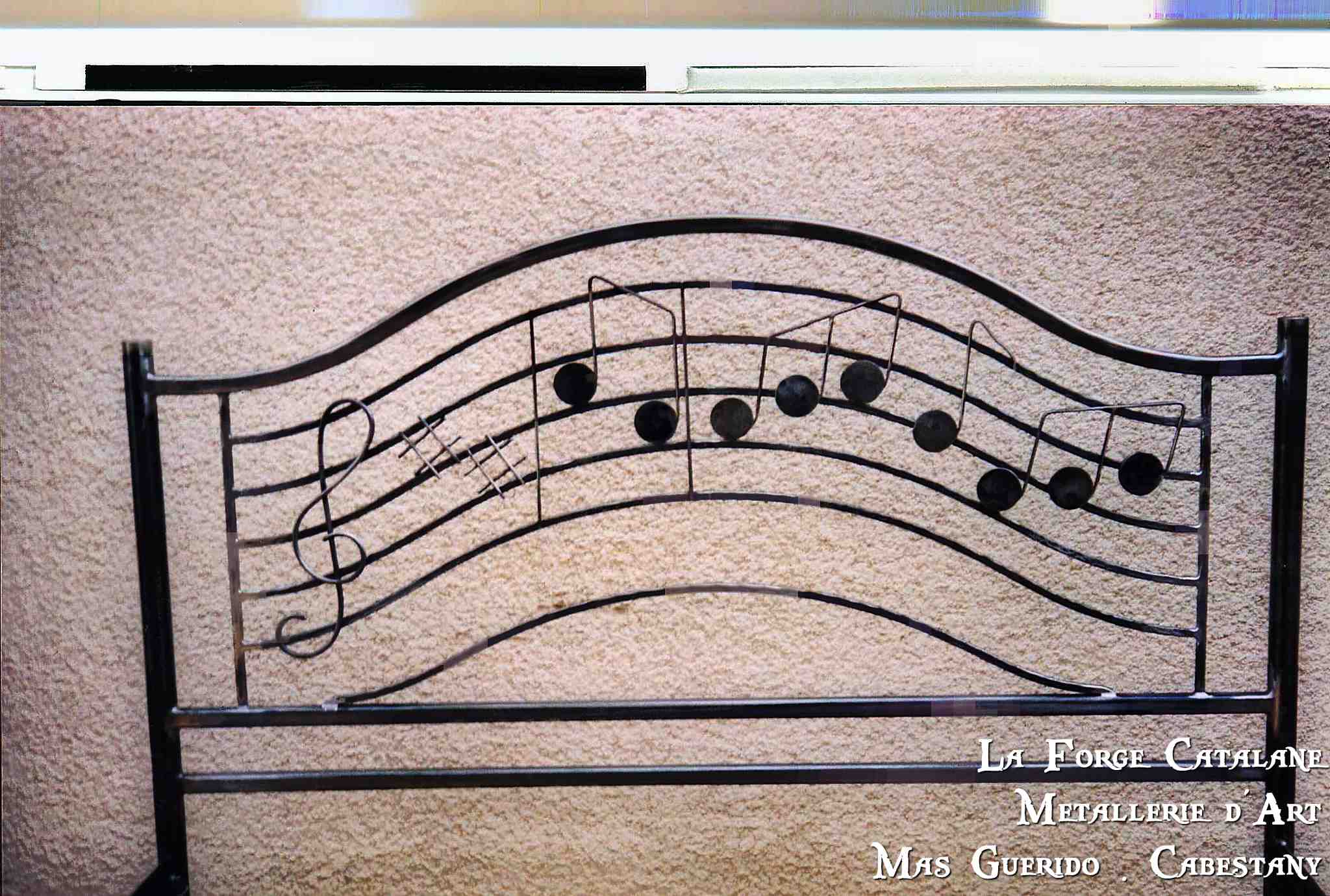 tete de lit motif notes de musique  forge catalane.jpg